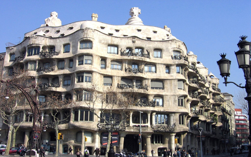 La Pedrera regna i il·lumina Barcelona