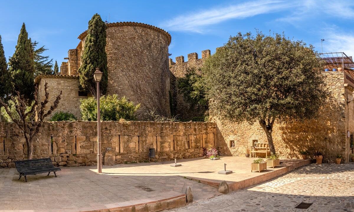 Vulpellac, entre portals gòtics i carrerons empedrats